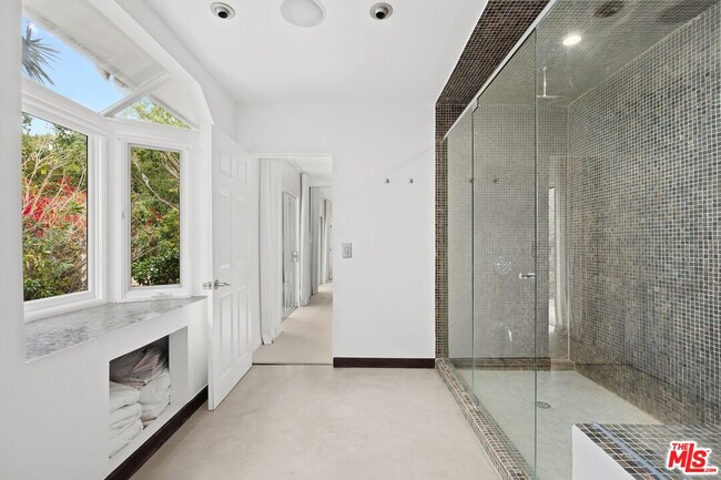 Building Photo - 10216 Cielo Dr