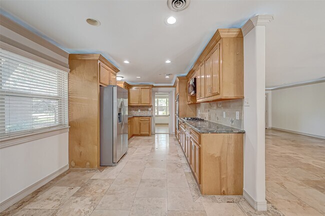 Building Photo - 5611 Briarbend Dr