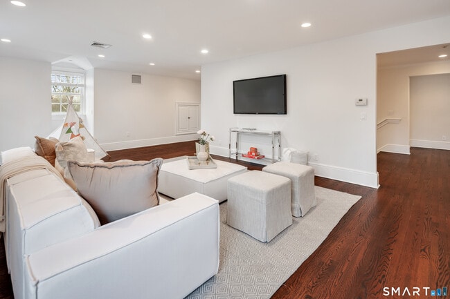 Building Photo - 1421 Oenoke Ridge