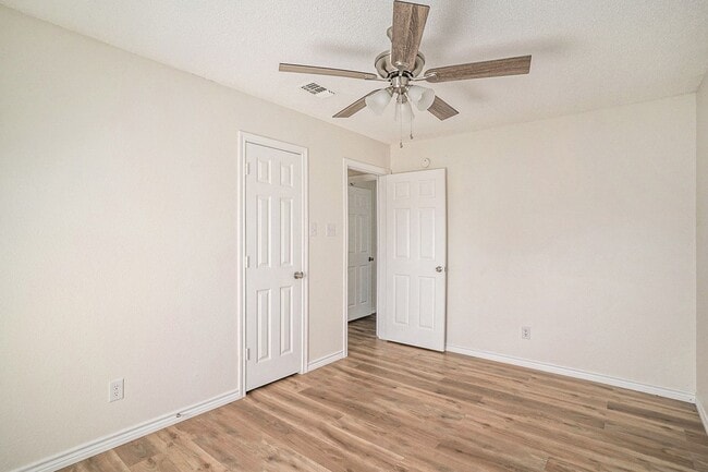 Building Photo - This charming 3-bedroom, 2-bathroom single...