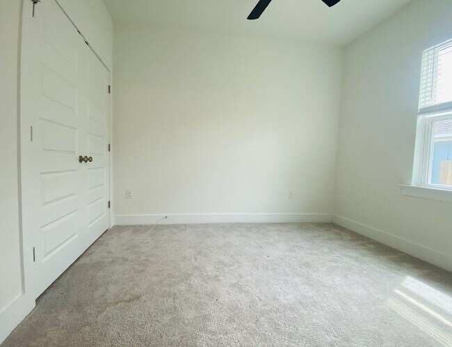Building Photo - Over 2,000 Sq Ft! 4BR Home w/ En Suite Guest Room