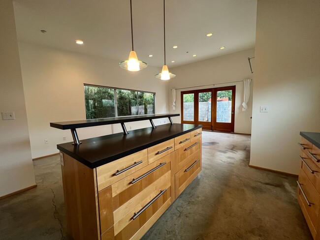 Building Photo - Super Sweet, Modern Style Back House