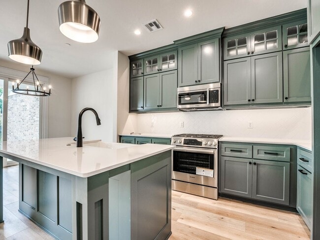 Building Photo - Luxury, Zero Maintenance Living in Edmond!