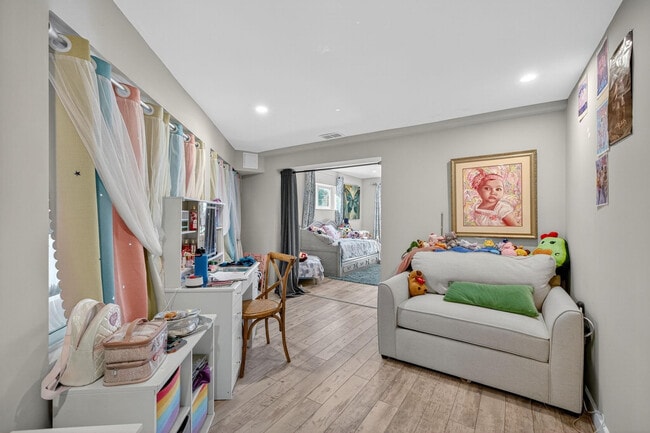 Building Photo - 1570 NE 30th Pl