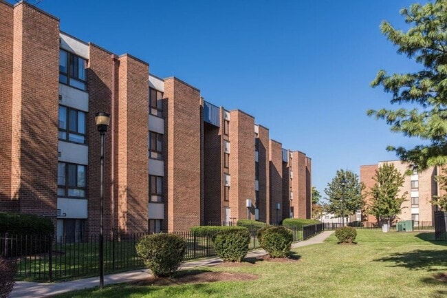 Building Photo - Spacious Three Bedroom Apartment Home Avai...