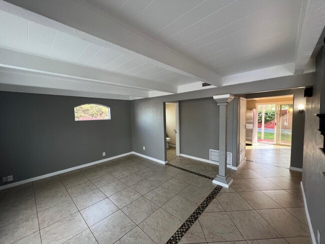 Building Photo - 528 Raintree Dr