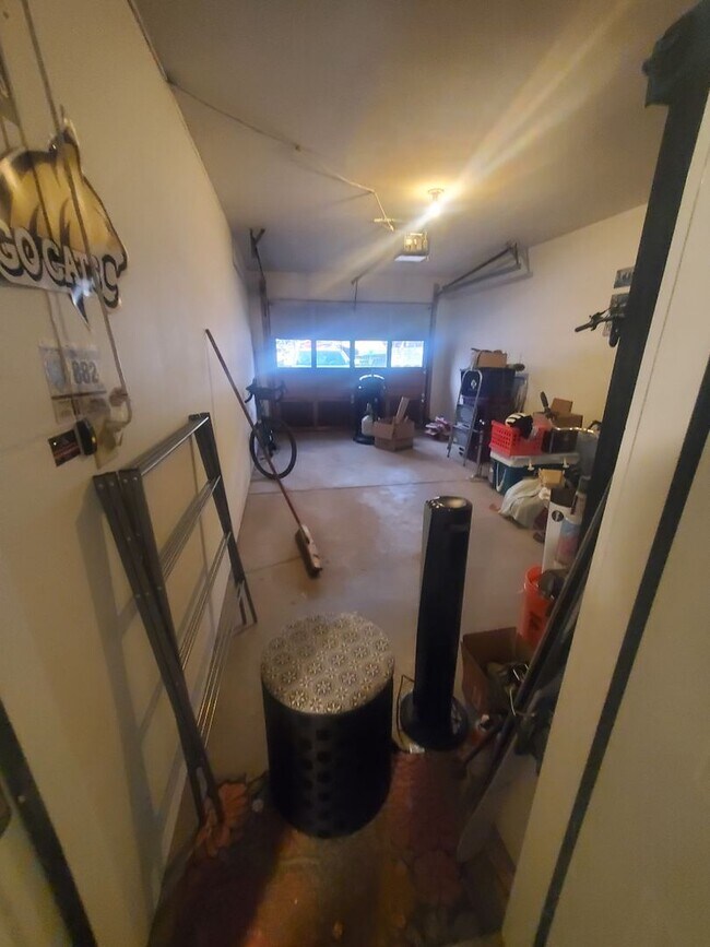 Building Photo - Updated and Spacious 1 Bedroom with Attached Garage!