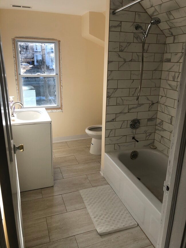 Building Photo - 68 Perry Ave