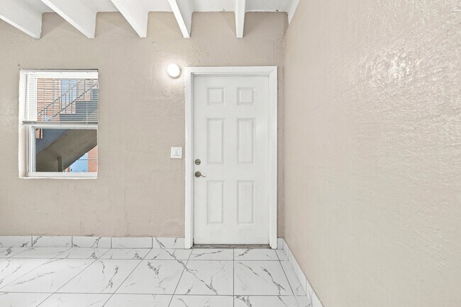 Building Photo - 812 19th St