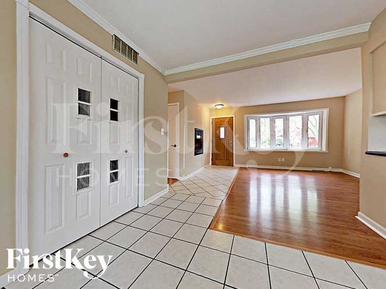 Building Photo - 786 N Shore Dr