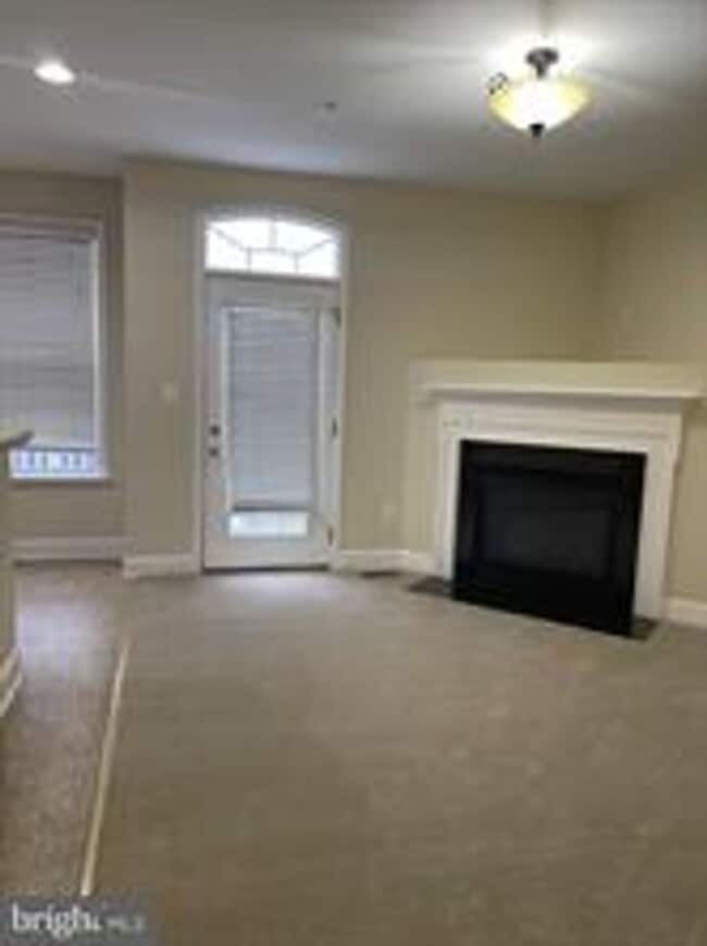 Building Photo - END UNIT TOWNHOUSE WITH 2 CAR GARAGE, 4 BEDROOMS AND 3.5 BATHS..FINISHED REC ROOM