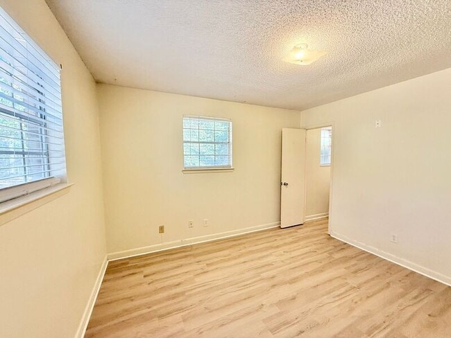 Building Photo - 6486 Kembro Rd