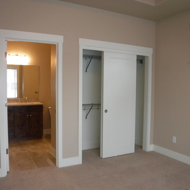 Building Photo - Beautiful 3 Bed/3 Bath Single Level Home i...