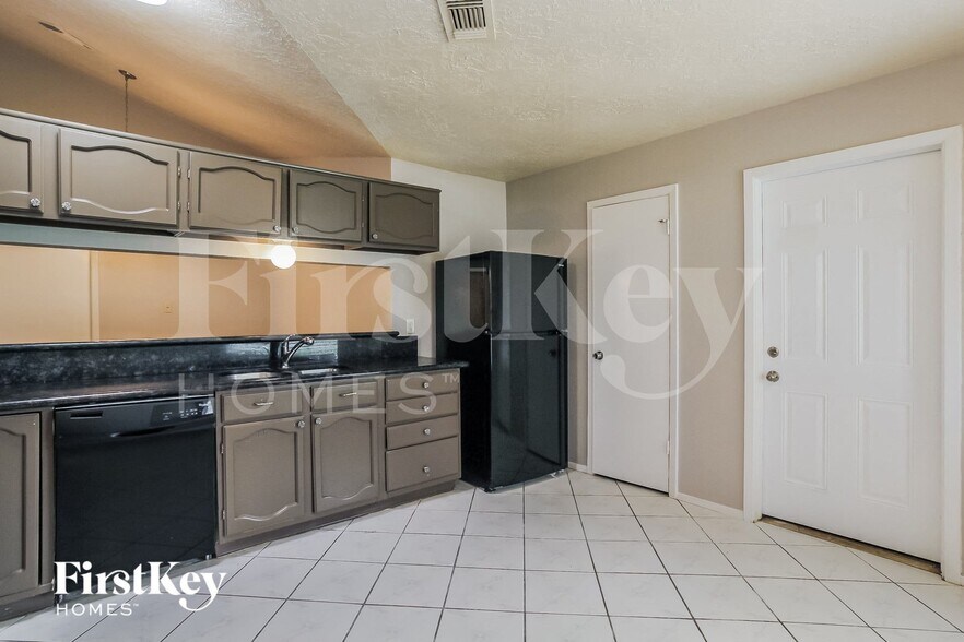Building Photo - 4403 Pineville Ln