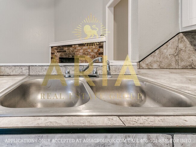 Building Photo - 3 Bed/1.5 Bath Duplex in West Norman! AVAI...