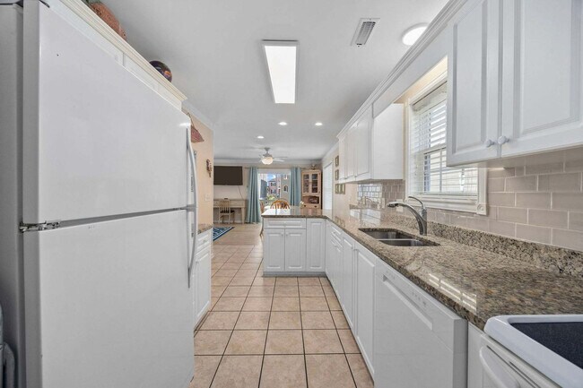 Building Photo - 113A S Yaupon Dr