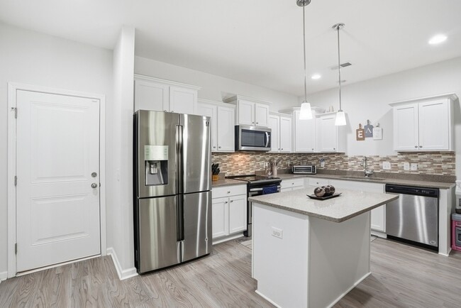 Building Photo - 17 Crown Ct