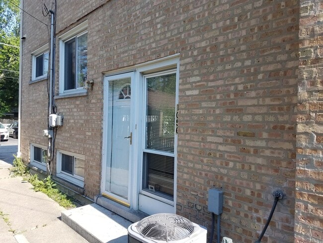 Building Photo - Cozy 3 bedroom 1.5 Bathroom Townhouse! Hardwood Throughout! Parking Included In Rent! Available f...