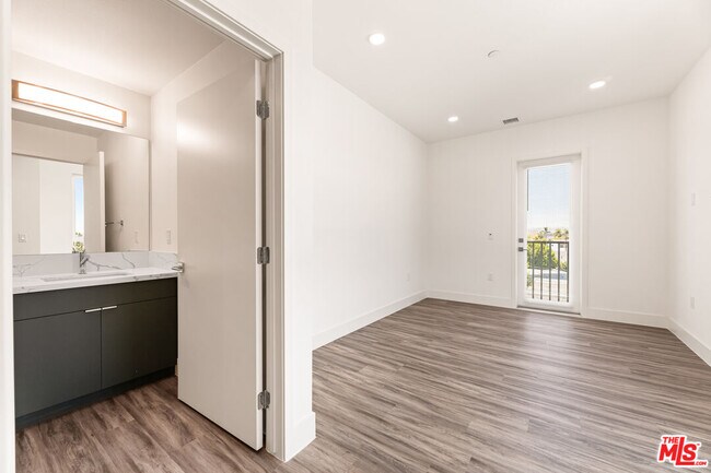Building Photo - 4000 Mont Clair St