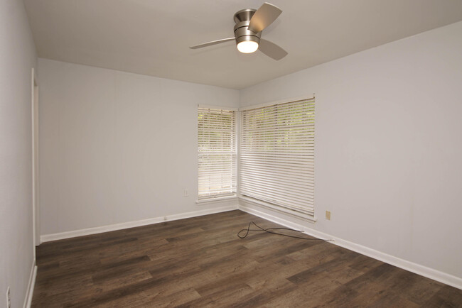 Building Photo - 596 L'Ombre Ct NE