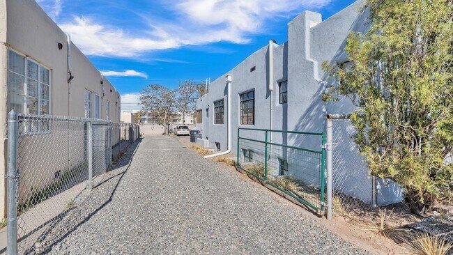 Building Photo - 205 Harvard Dr SE