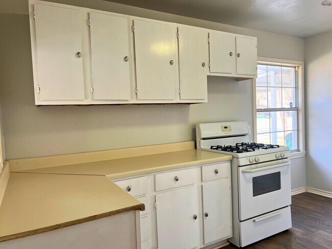 Building Photo - 405 E Spring St