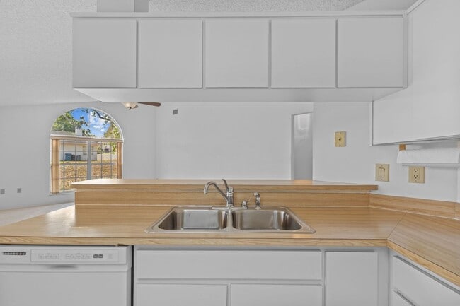 Building Photo - 1247 Venetia Dr