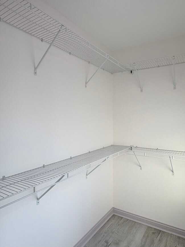 Building Photo - 839 Sweet Bay Ave