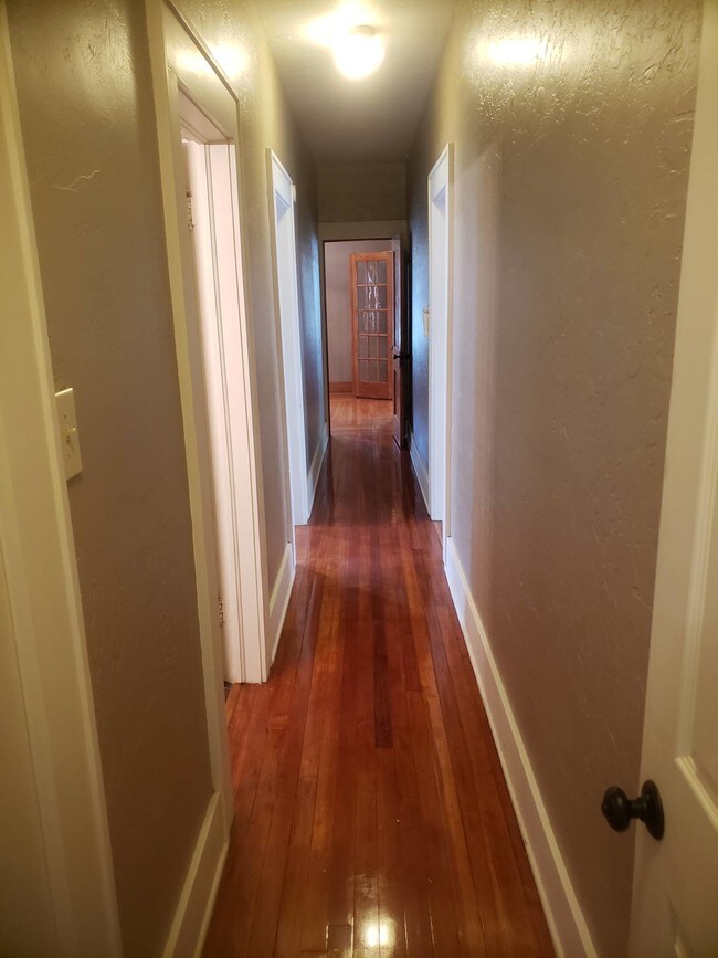 Building Photo - 105 S Barnes St