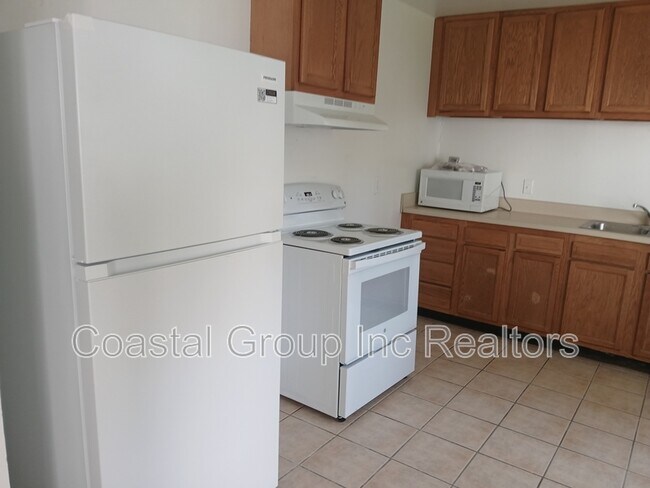 Building Photo - 861 W 48th St