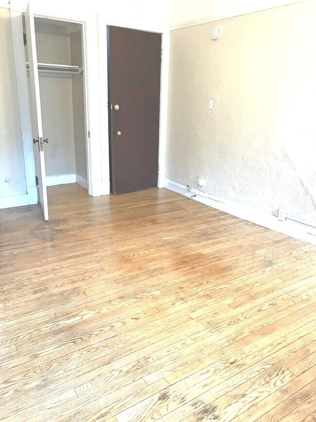 Interior Photo - 1503-15 E Kane Pl