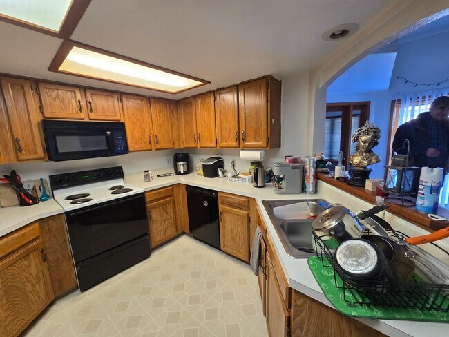 Building Photo - 2 Bedroom Plus Loft with covered parking!