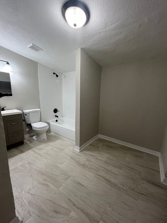 Building Photo - Plenty of Space!!