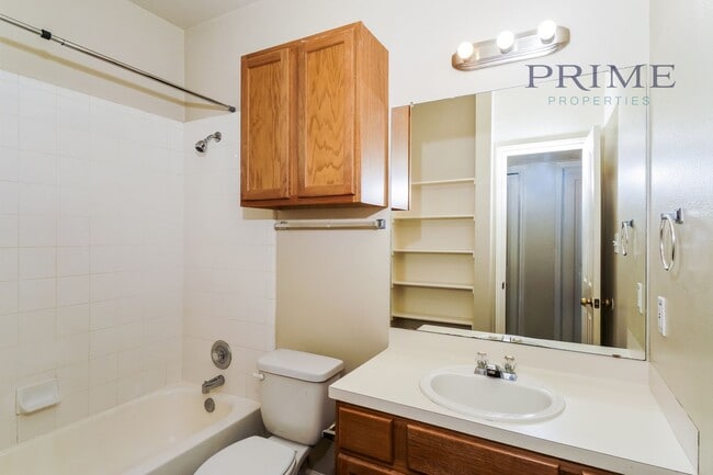 Building Photo - Freshly Updated Duplex Near Settlement Park