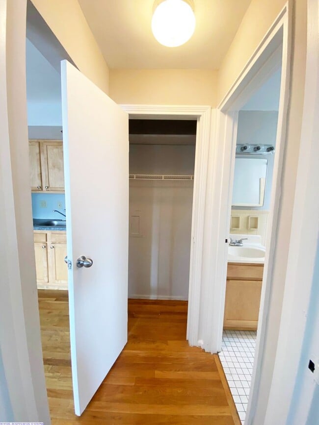 Building Photo - 566 Lowell Ave