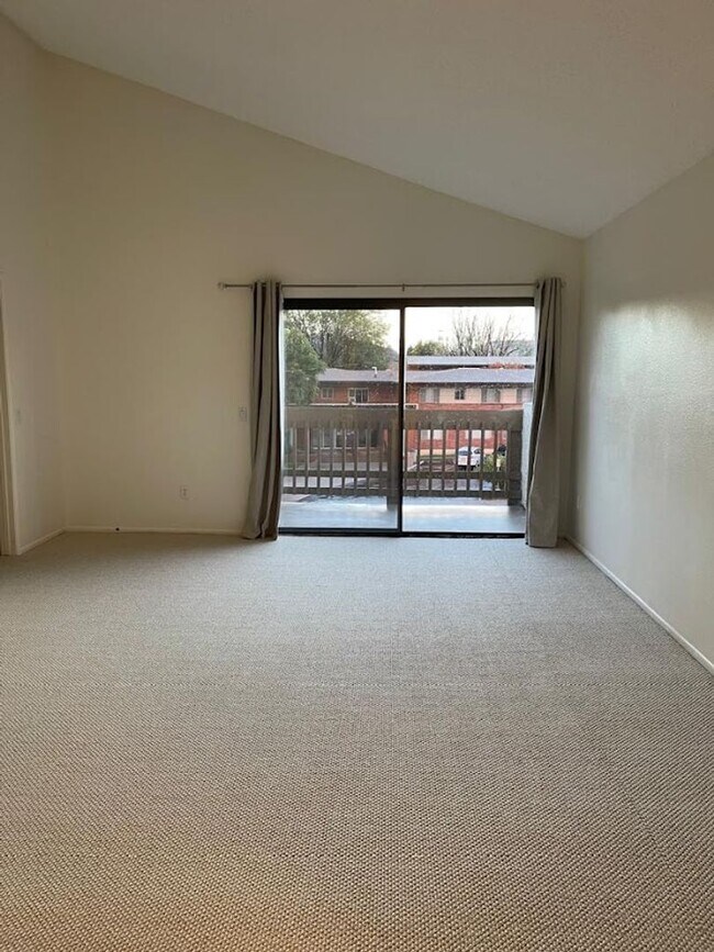 Building Photo - Furnished Tri-Level Townhome | 3BR/3BA | P...