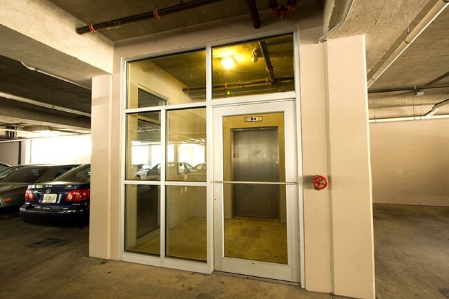 Building Photo - Oxford Terrace Phase I: 4/4 luxury apartment just 3 blocks from UF & 1 block from Sorority Row. L...