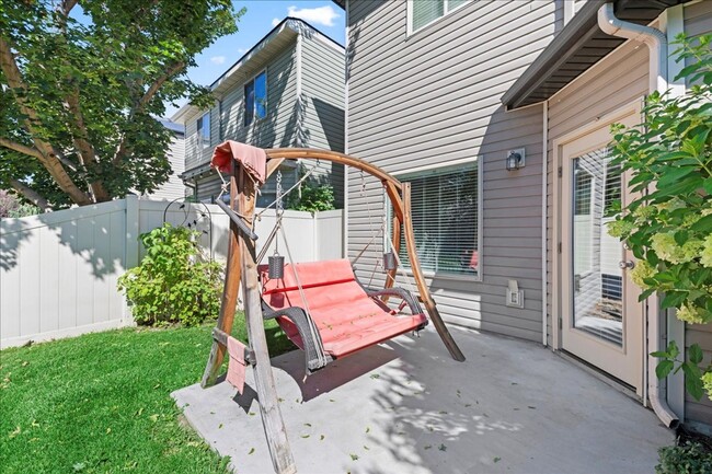 Building Photo - Centrally Located 3 Bedroom 2.5 Bathroom Home