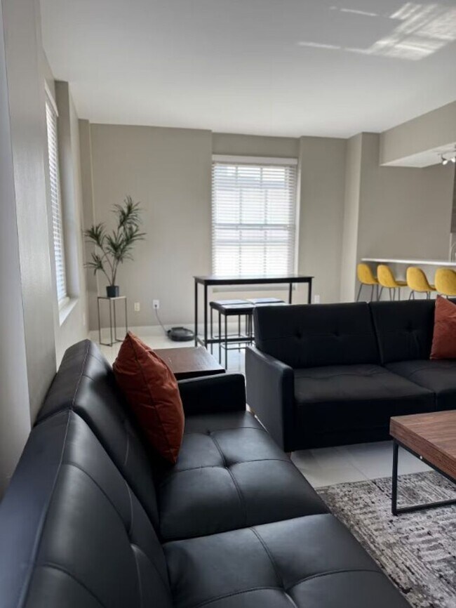 Building Photo - Beautiful Furnished 2-Bed, 2-Bath Condo in...