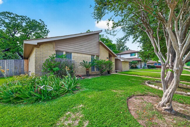 Building Photo - 7403 Shady Vale Ln