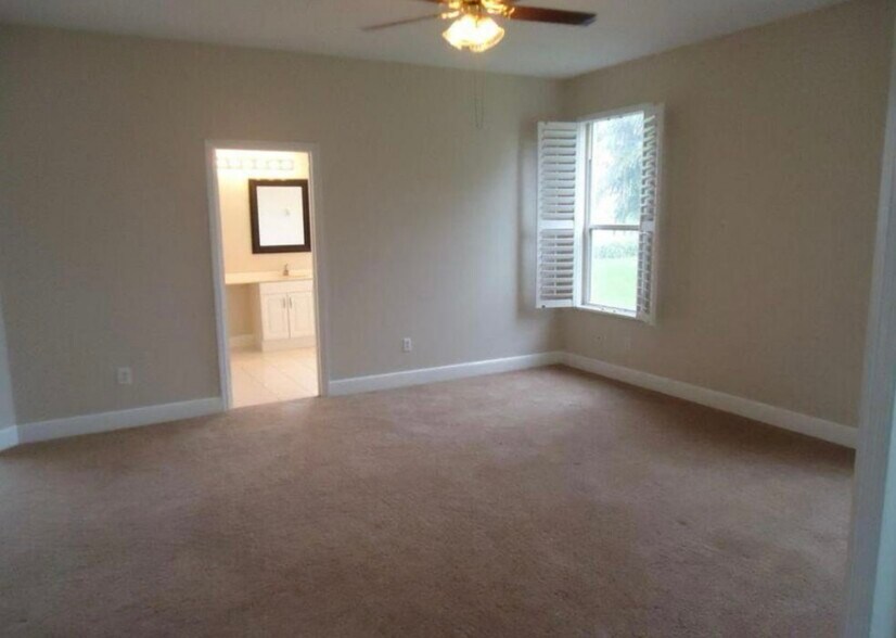 Building Photo - 895 SW Lake Charles Cir