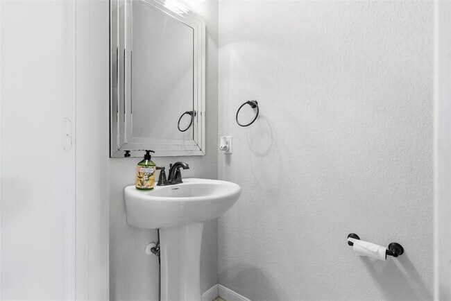 Building Photo - 2409 Muzzie Ln