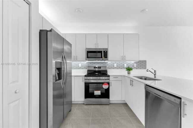 Building Photo - 2425 SE 28th Dr