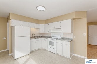 Building Photo - 2 bedroom duplex with bonus room