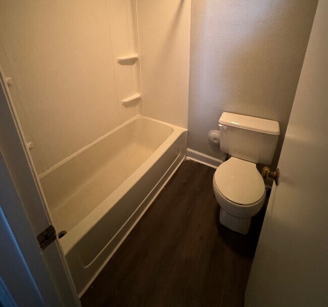 Building Photo - 2 bed 2 bath garden unit at Avery Close!