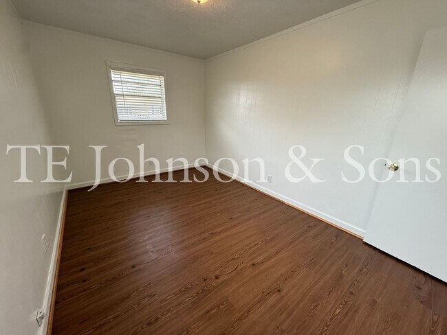 Building Photo - Updated Unit with Granite Counters & Off-Street Parking in Winston-Salem