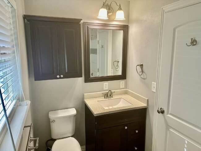 Building Photo - 35 Gore Ln