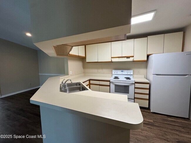 Building Photo - 7667 N Wickham Rd