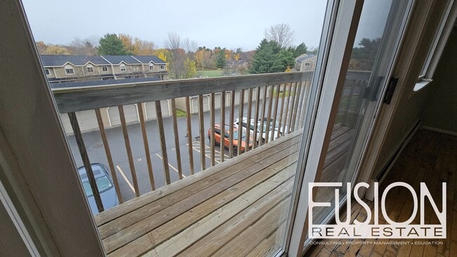 Building Photo - Bright, Spacious End-Unit Townhome in Prem...