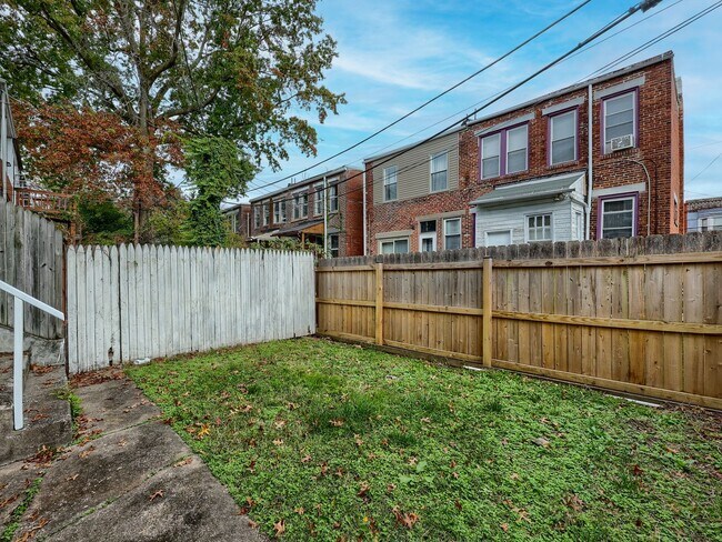 Building Photo - Large 3 Bedroom on 2nd St